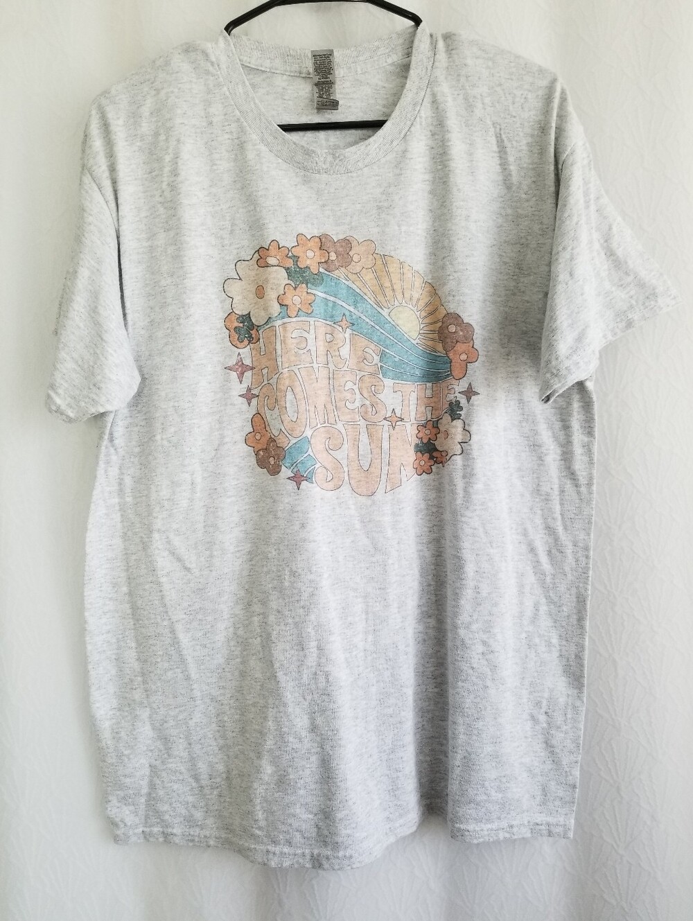 Light Gray Graphic T Shirt Here Comes the Sun Size Large